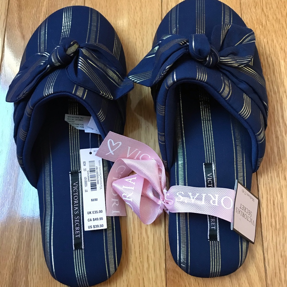 NWT Victorias secret slippers M fits shoe size 6/7